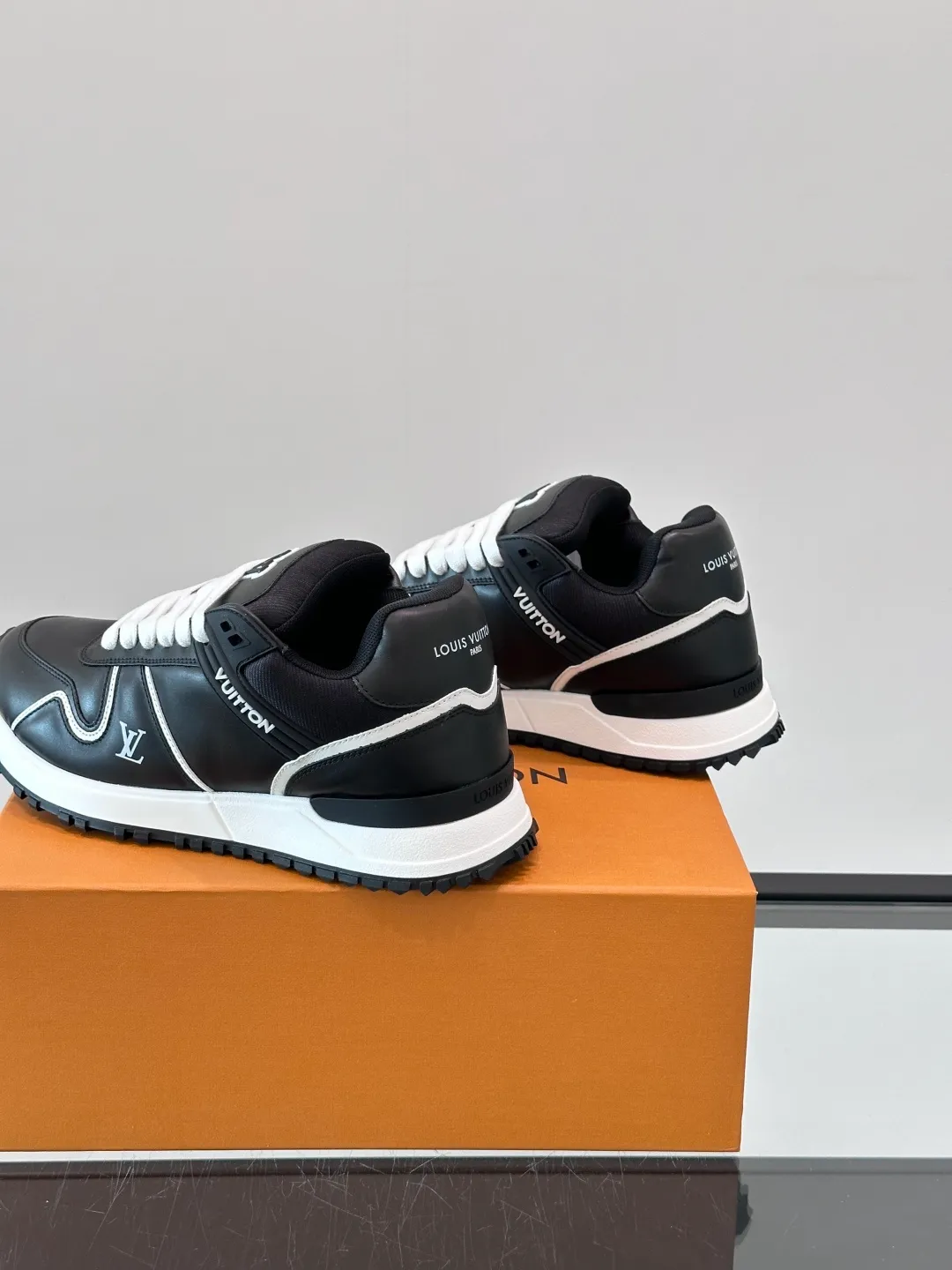 Men's Men's Shoes 💰p480 "＊OUIS ＊UITTO＊" sneakers debuted in the 2025 early autumn series, continuing the iconic design of Run Away sneakers in a large version. The smooth calfskin upper features contrasting LV lettering and Vuitton logos, while a lightweight rubber wedge outsole evokes running shoe construction. High level of comfort. Looks good, wears well and matches well. Worth buying🎶🎶🎶 size: 38-44 (45 customized)